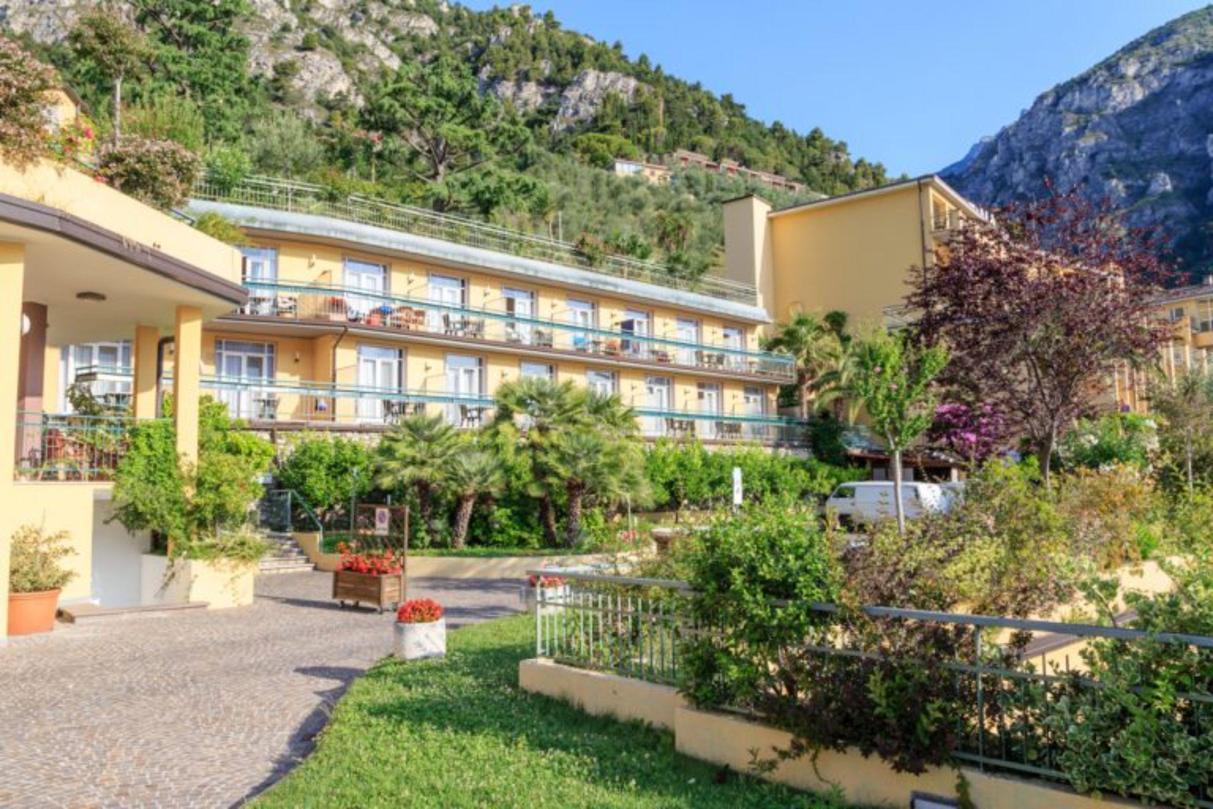 Hotel San Pietro Лимоне сул Гарда Екстериор снимка